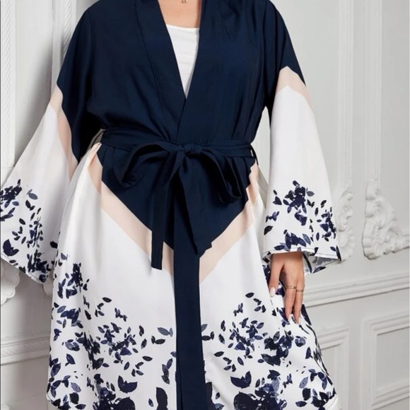 Beautiful woman leaf 🍁 print belted coat - Picture 3 of 8